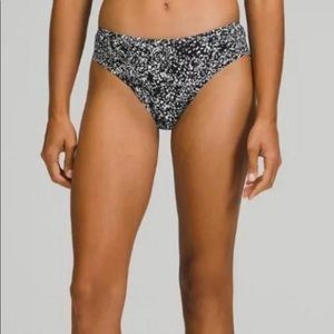 NWT Lululemon InvisiWear Mid Rise Bikini in black/white print size Small